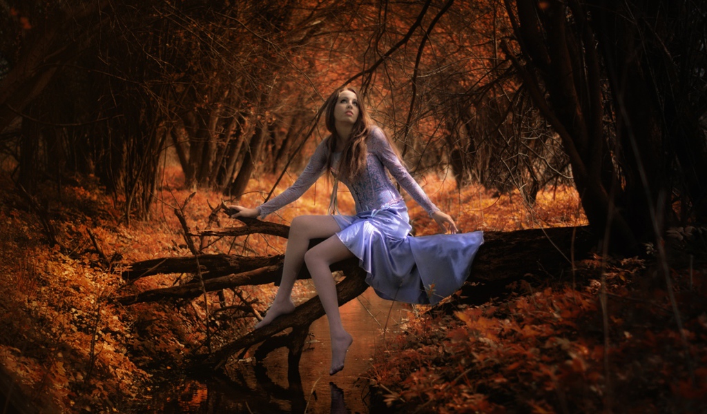 Девушка в осеннем лесу