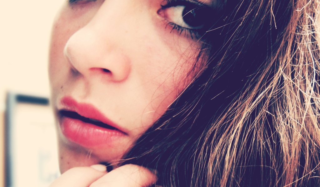 Взгляд брюнетки