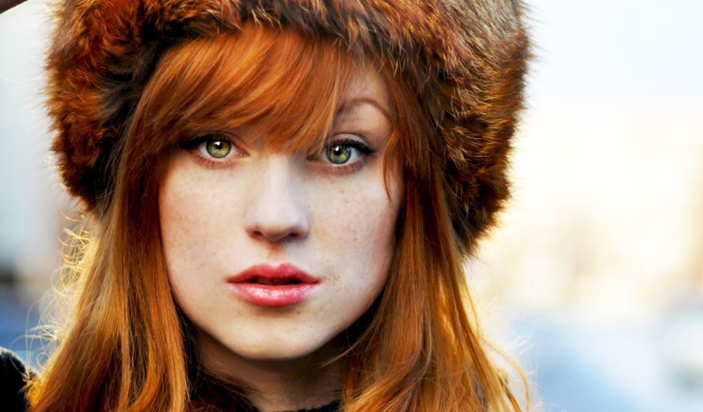 Рыжая в шапке