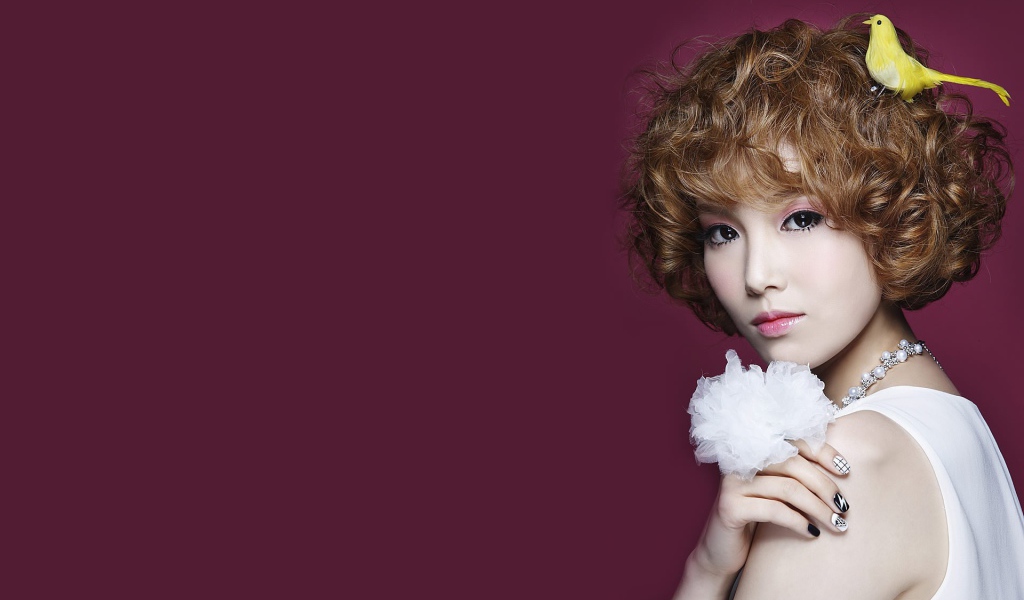 Девушка с птицей