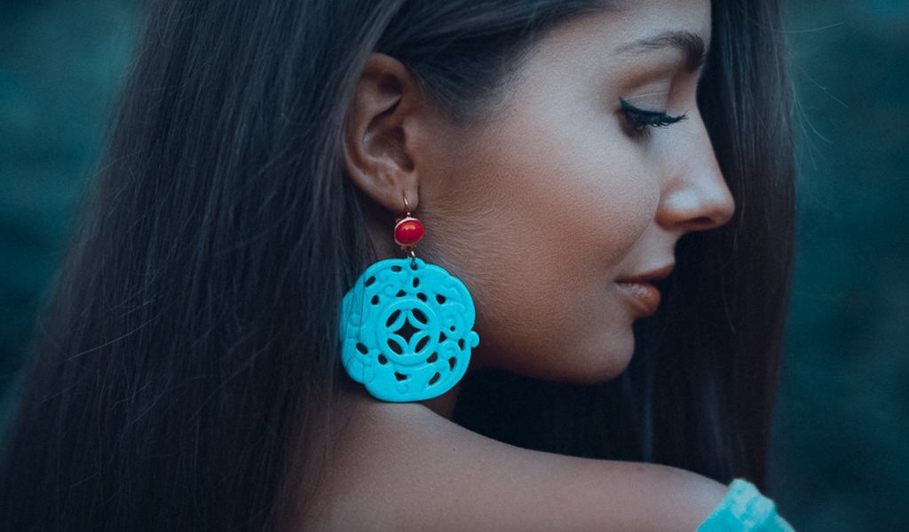 Брюнетка с красивой сережкой