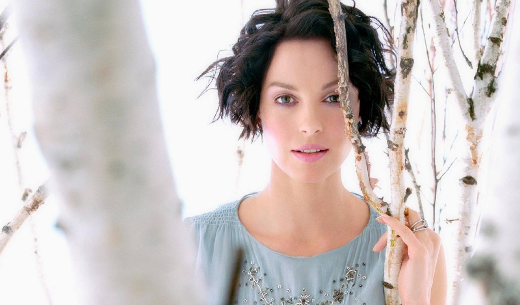 Эшли Джуд у березы