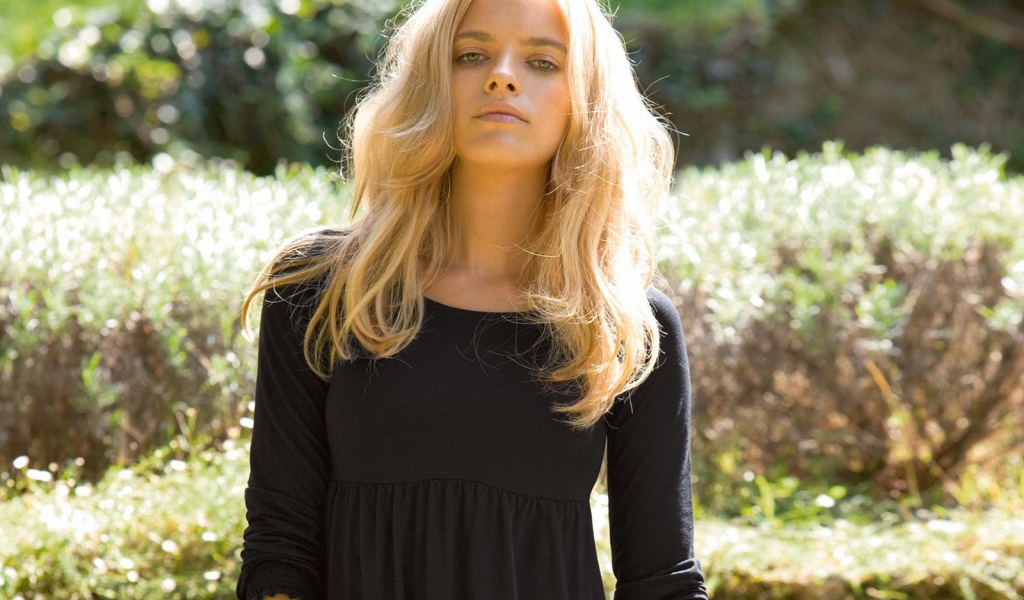 Блондинка в черном платье