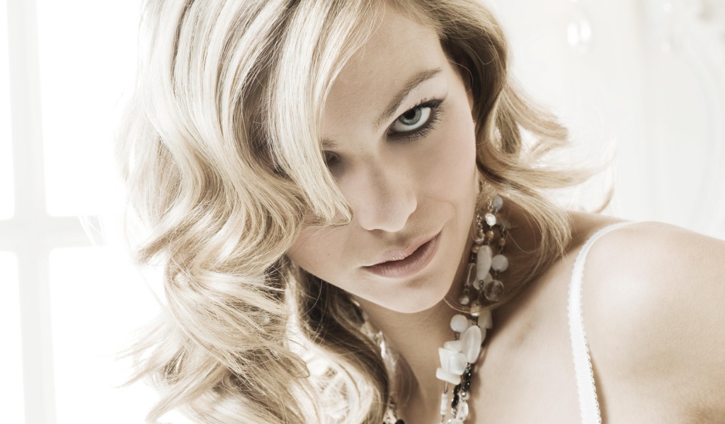 Блондинка с бусами