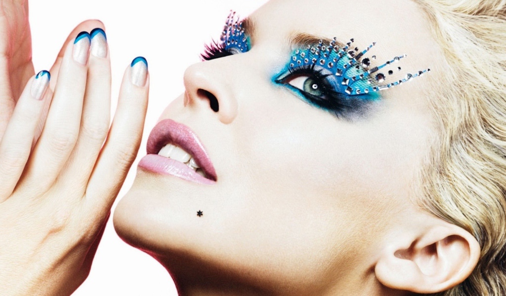 Блондинка с голубым макияжем