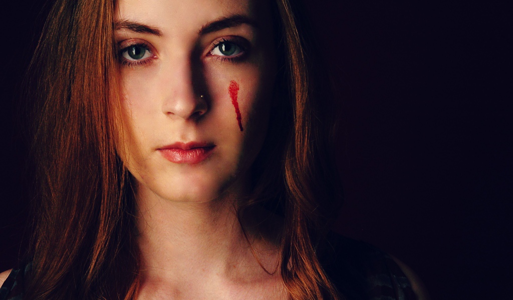 Кровавые слезы на лице