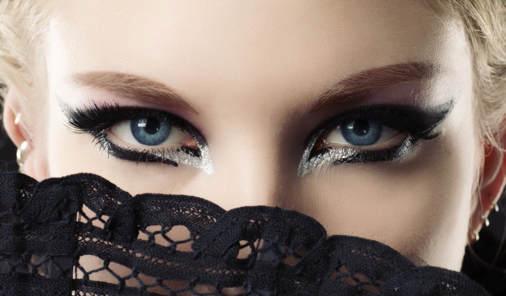 Голубые глаза в красивом макияже