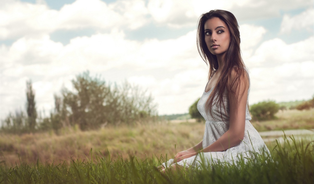 Брюнетка на природе