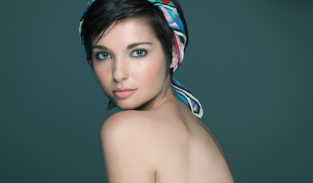 Брюнетка с платком