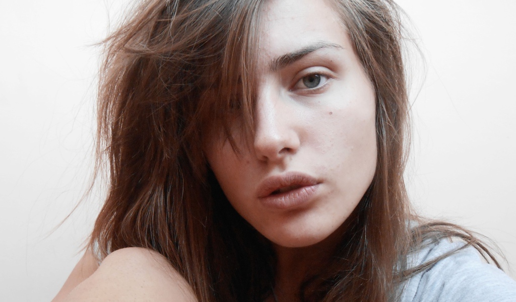 Девушка с грустными глазами