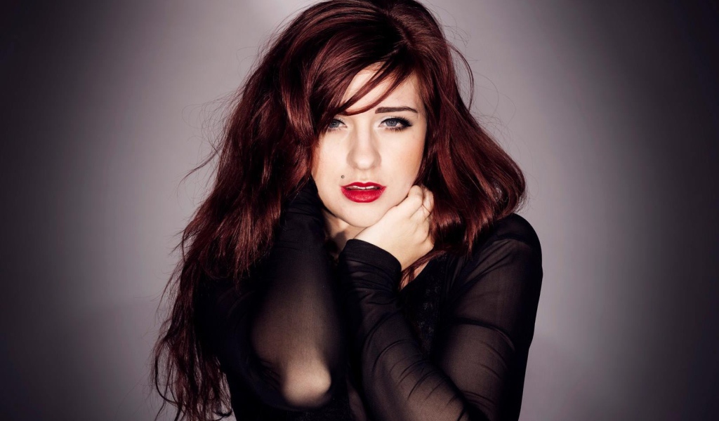 Брюнетка с красными губами