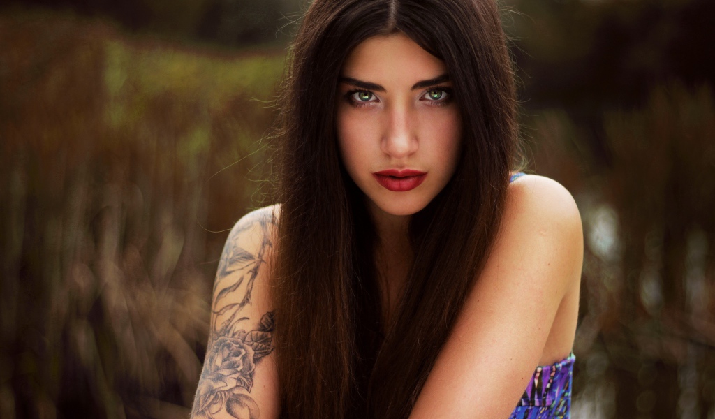 Брюнетка с распущенными волосами