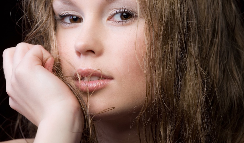 Девушка подперла кулачком голову