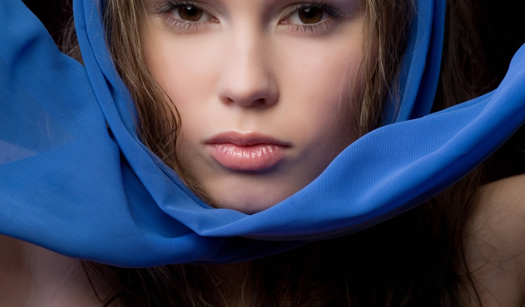 Портрет девушки в синем платке