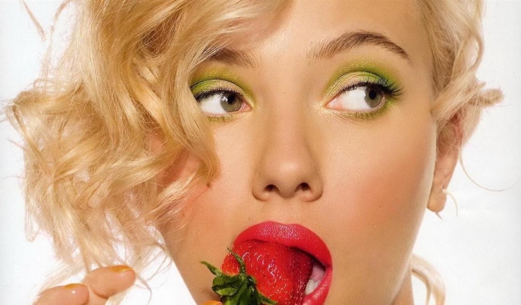 Девушка ест клубнику