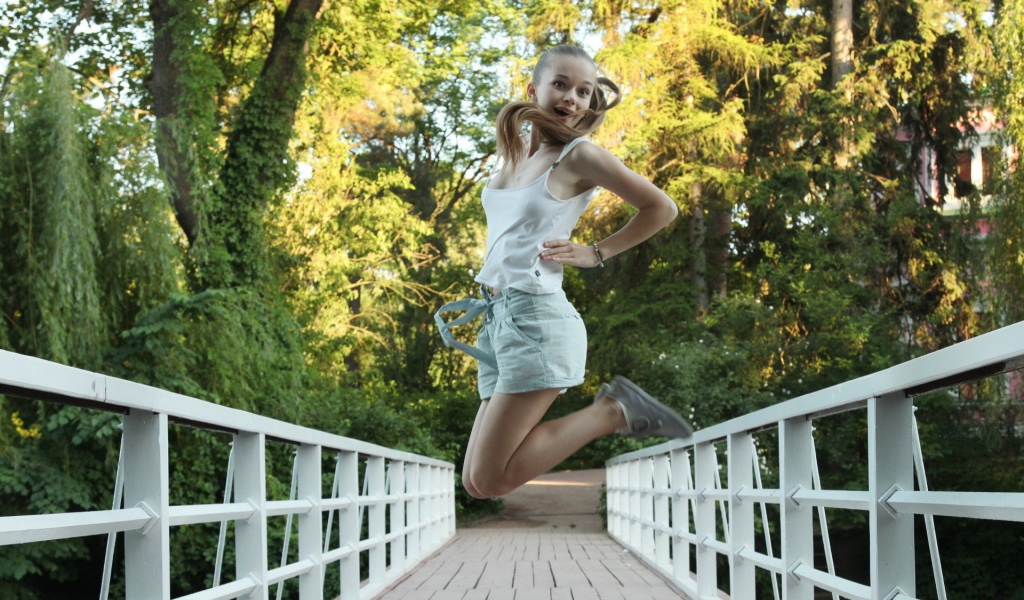 Девушка в прыжке