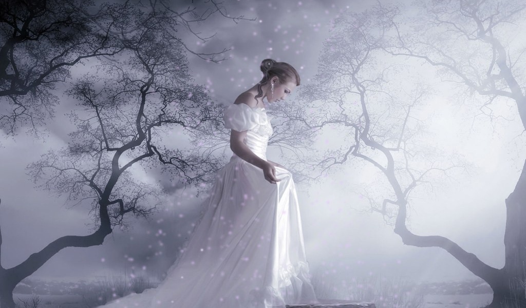 Девушка в длинном белом платье