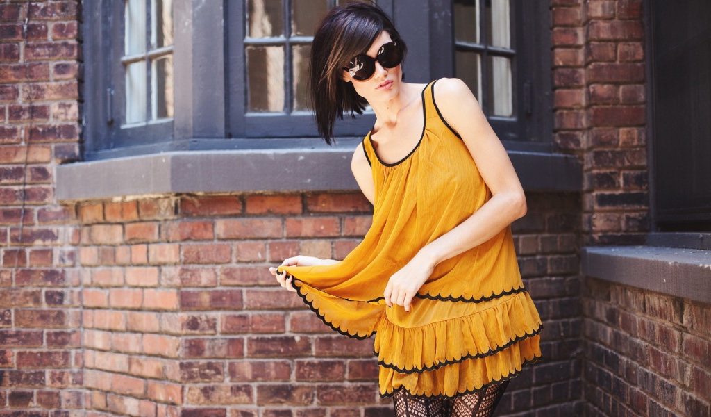 Девушка в желтом платье и черных чулках