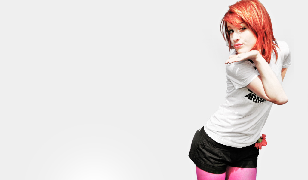 Девушка в цветных колготках и шортах