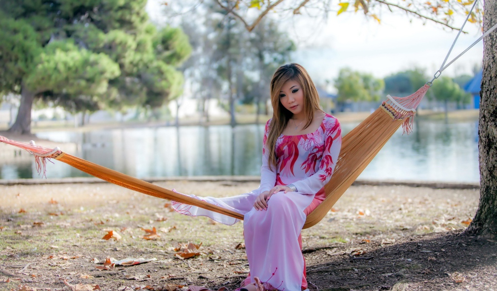 Девушка на гамаке