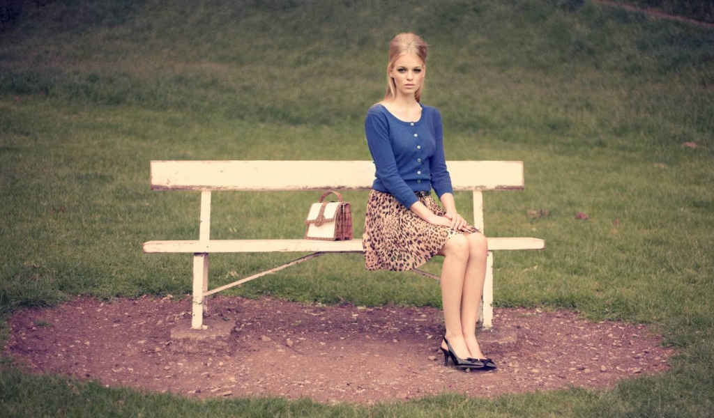 Девушка сидит на лавочке