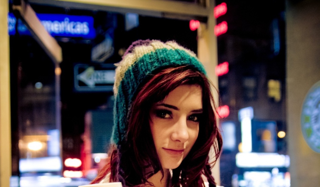 Девушка в шапке  со стаканом