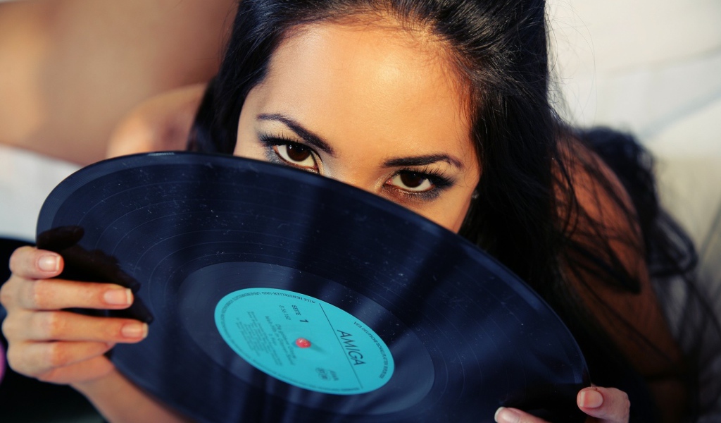 Девушка с виниловой пластинкой