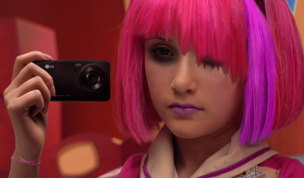 Девушка с разноцветными волосами фотографирует