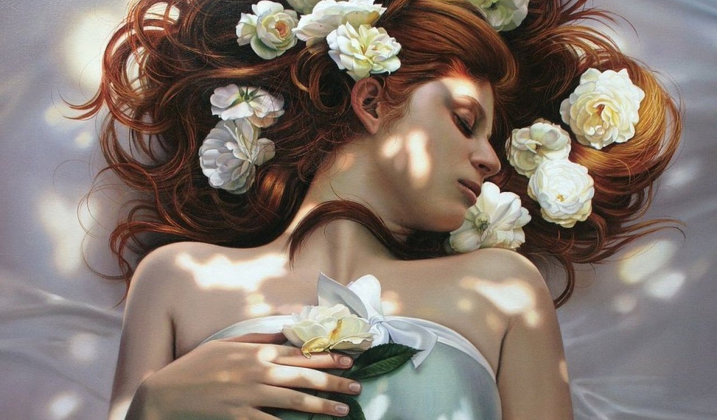 Девушка с цветами в волосах