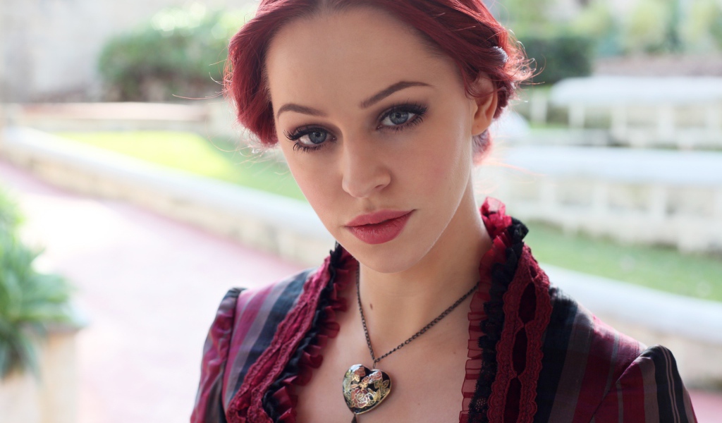 Девушка с кулоном