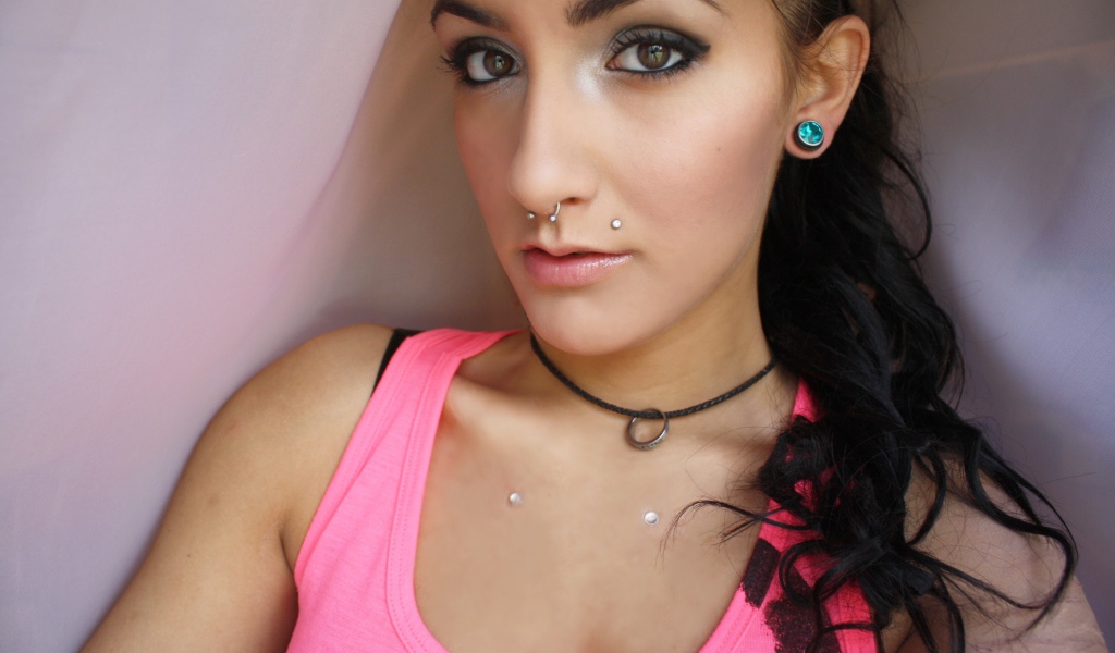 Грейси в пирсинге