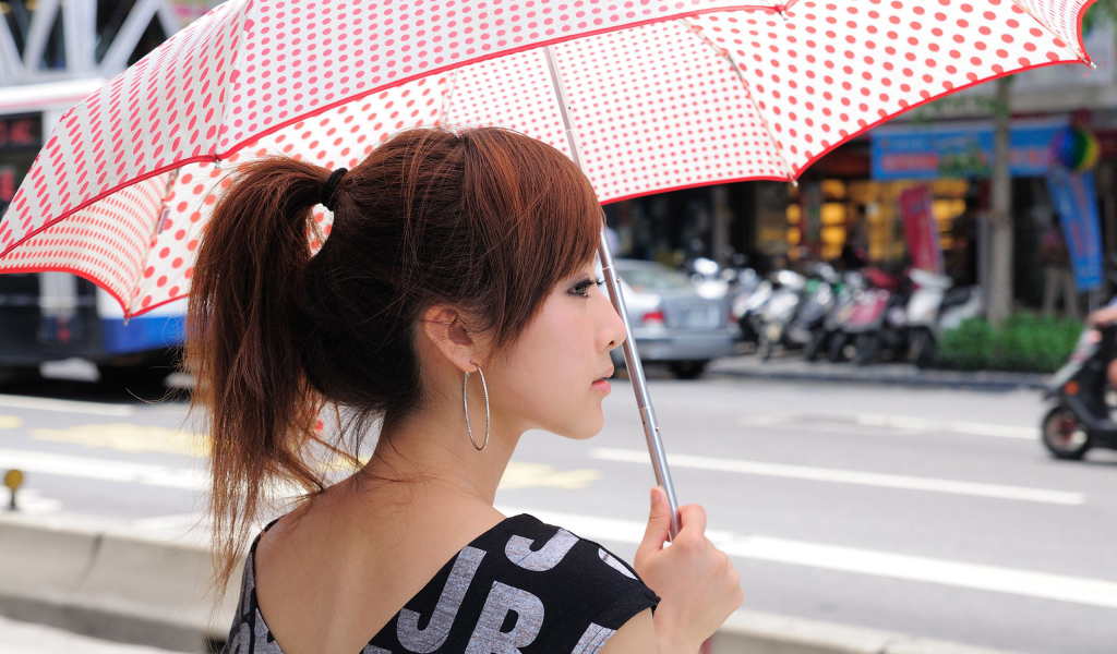 Японская девушка с зонтиком