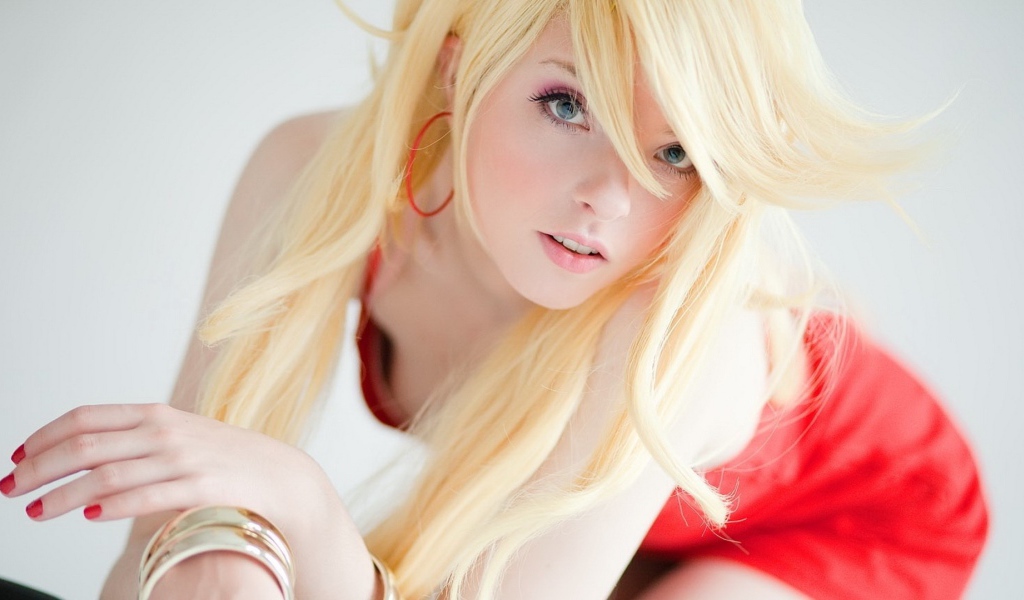 Приятная блондинка