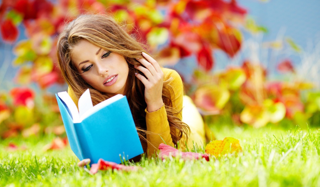 Чтение книги на природе