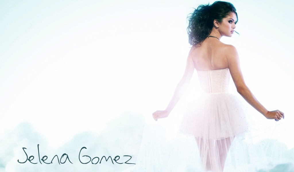 Селена Гомез на белом фоне