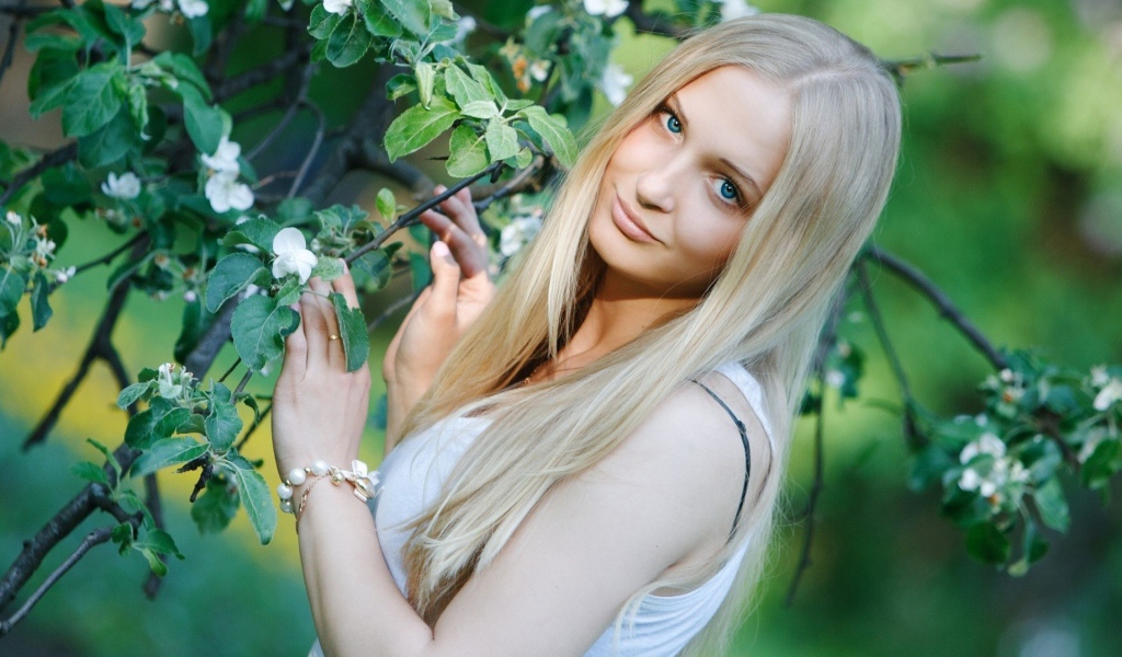 Блондинка у цветущего дерева