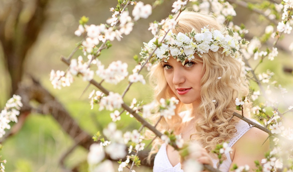 Блондинка с венком 