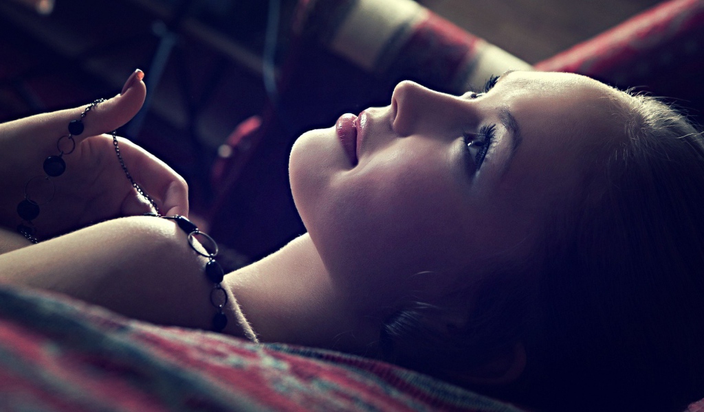 Девушка о чем-то мечтает