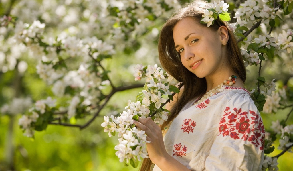 Девушка у цветущей яблони