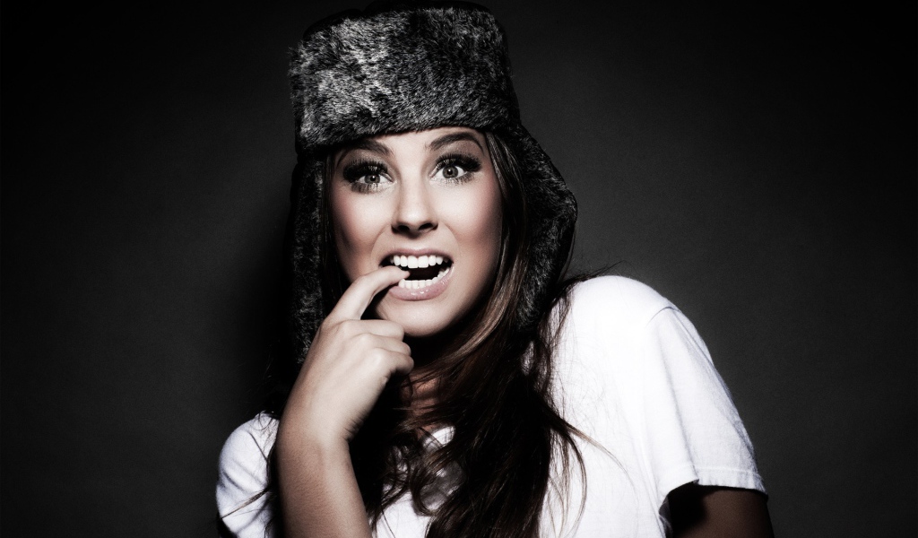 Девушка в русской шапке