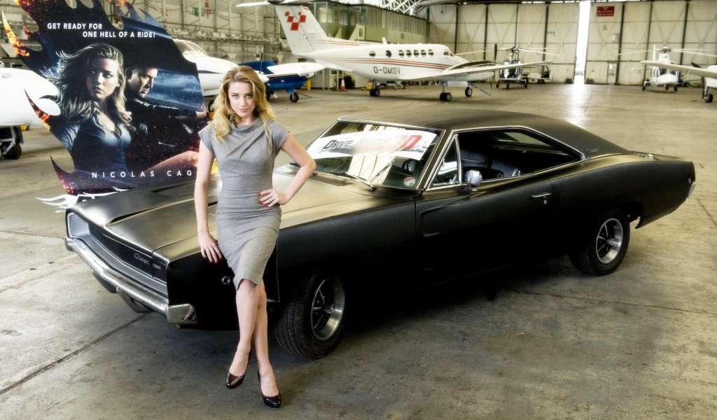 Девушка в ангаре