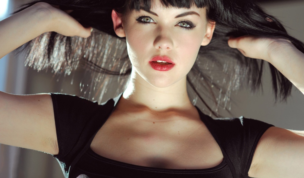 Девушка подняла волосы