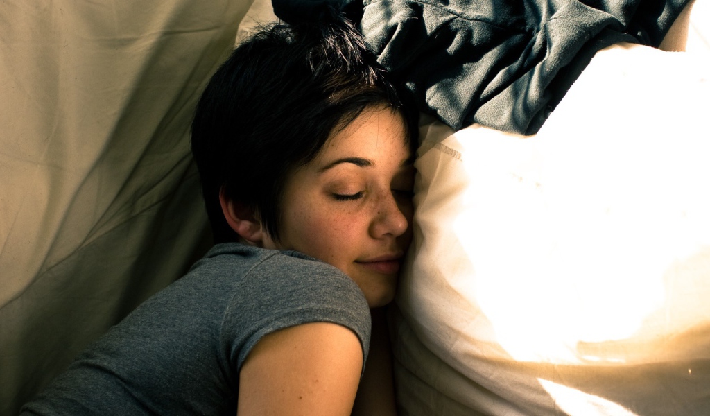 Девушка улыбается во сне