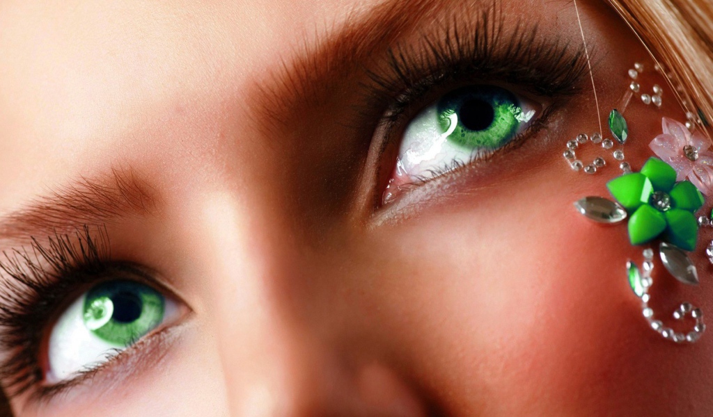 Зеленые глаза с изумрудом