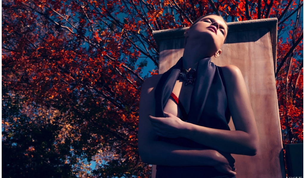 Фотография девушки на фоне осенних деревьев