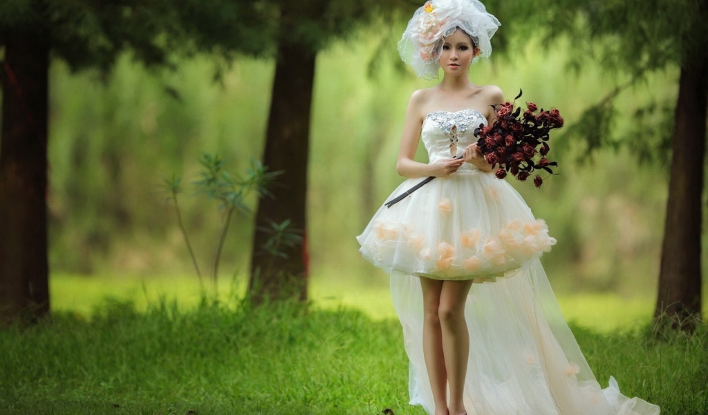 Невеста с красным букетом