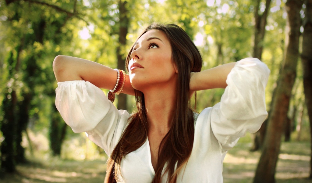 Брюнетка в белой кофте