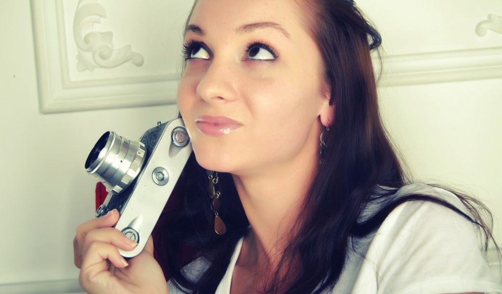 Брюнетка с фотоаппаратом