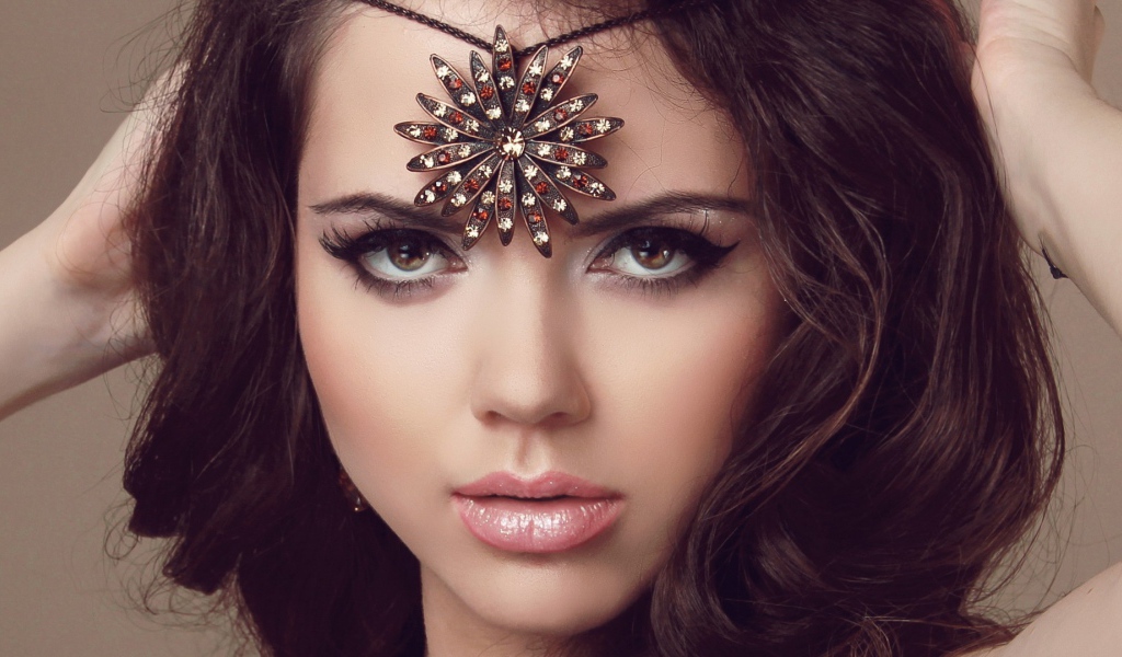 Брюнетка с украшением