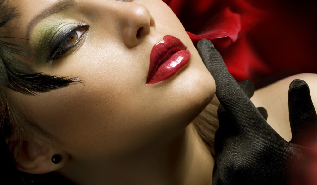 Брюнетка с сочными губами